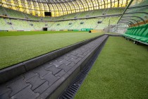 Stadiony pro fotbalové mistrovství Evropy 2012 jsou odvodňovány žlaby od HAURATONu (na obrázku interiér stadionu ve Gdaňsku)
